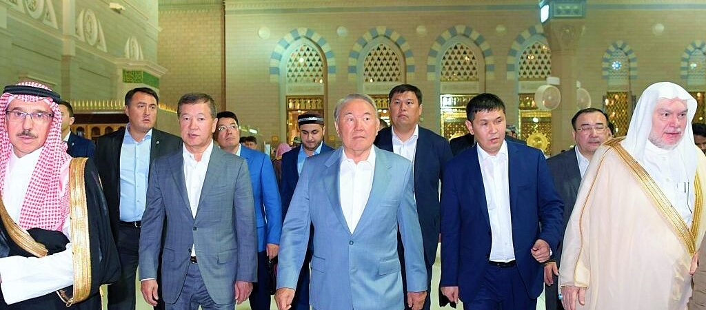 Nazarbayev Mescid-i Nebevi’de namaz kıldı