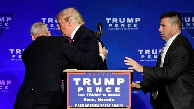 Trump, güvenlik gerekçesiyle kürsüden indirildi
