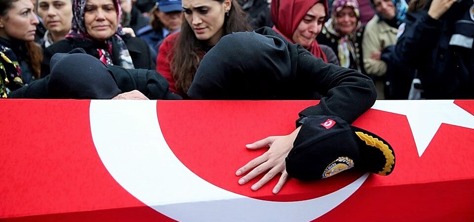 Şehidin eşinden isyan: Siyasilerin ve bürokratların taziyelerini kabul etmedi