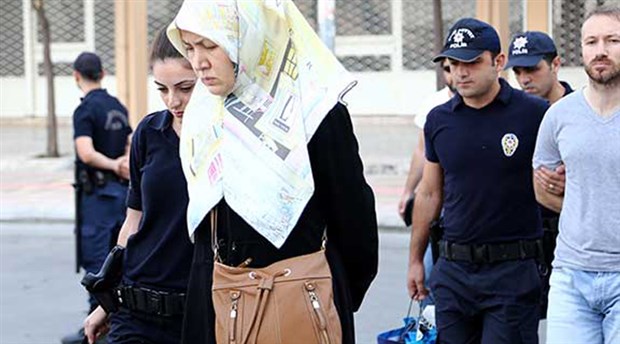 EV HANIMI VE ESNAFLARA DARBE TUTUKLAMASI