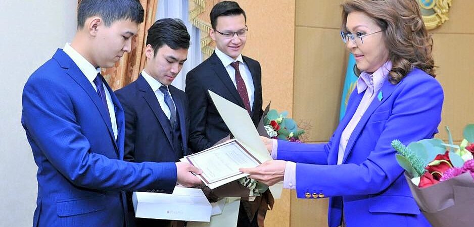 Cumhurbaşkanı’nın kızı Nazarbayeva, Kazak Türk Liseleri öğrencilerini ödüllendirdi