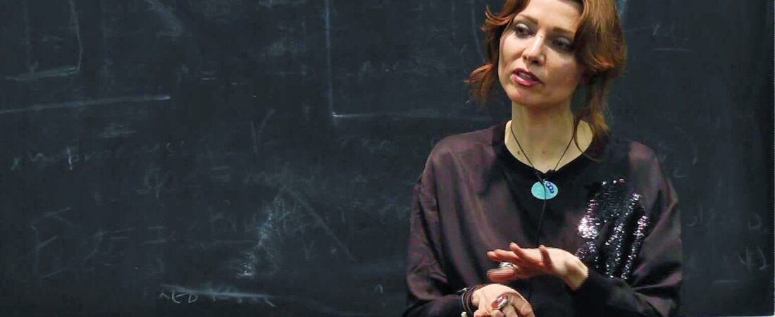 Elif Şafak: Benim Türkiyem de anneannem gibi öldü!