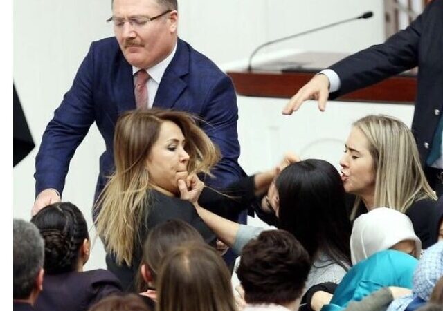 AKP’de senaryo bitmiyor: Hem saldırdı hem de mağdur oldu