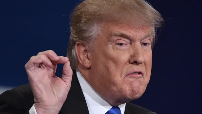 FK Havaalanı’nda başörtülü kadını tekmeleyen Trump hayranı gözaltında
