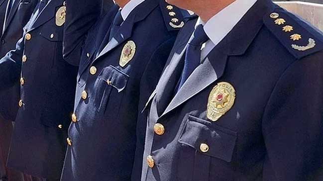 Görevden alınan 242 emniyet mensubunun rütbeleri söküldü
