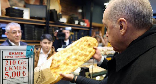 AKP’li Cumhurbaşkanı pide için yüzlerce polis seferber etti.Görüntüler Kuzey Kore’yi hatırlattı