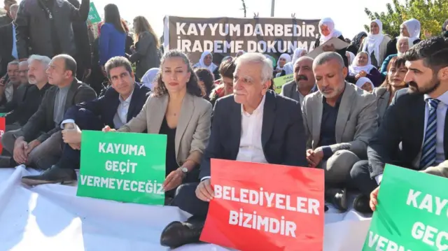 Kayyum zulmü sürüyor: Belediyelere yapılan gaspı protesto eden 235 kişi gözaltında