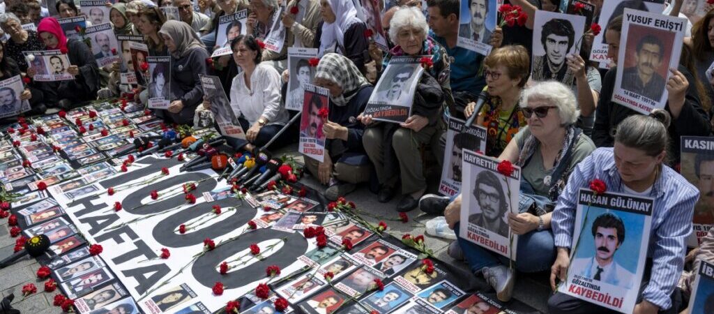1000’nci haftada bariyerler kaldırıldı: Cumartesi Anneleri altı yıl sonra Galatasaray Meydanı’nda