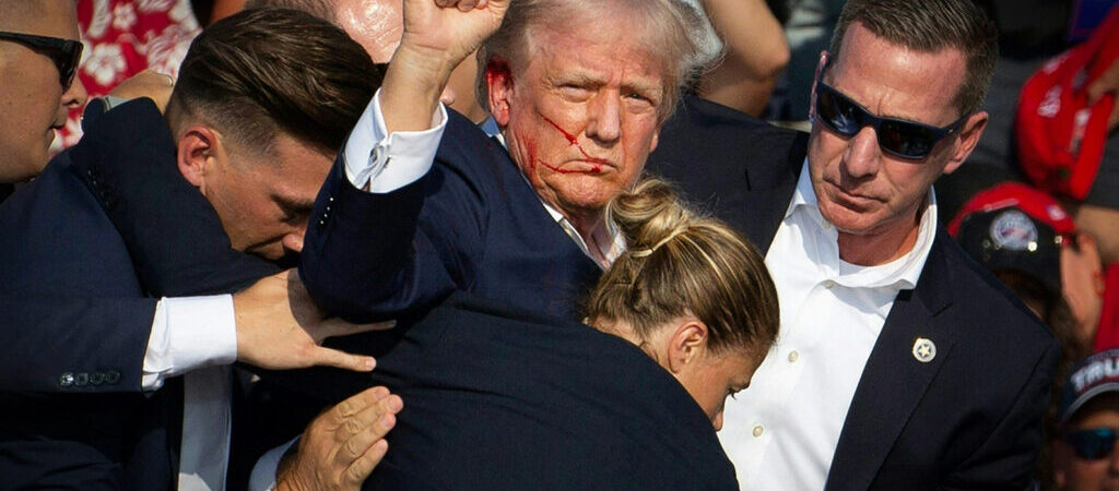 Donald Trump’a silah saldırı: Miting sırasında kulağından vuruldu