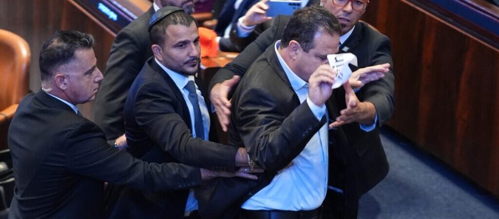 İsrail Parlamentosu’nda Trump protesto edildi: İki milletvekili, üzerinde ‘Soykırım’ yazılı pankart