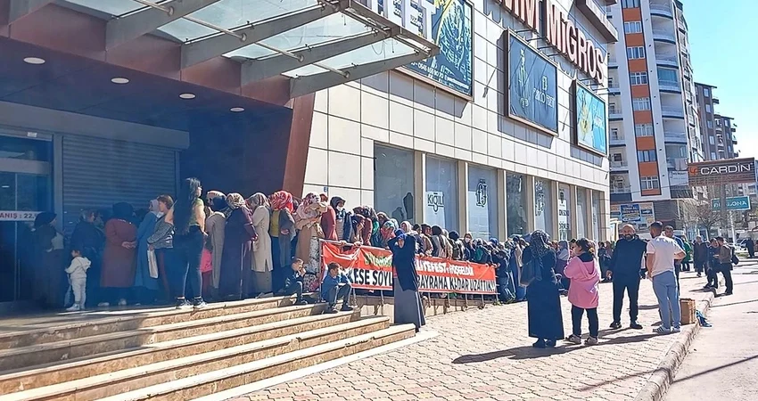 200 liralık hediye çeki için yüzlerce vatandaş birbirini ezdi