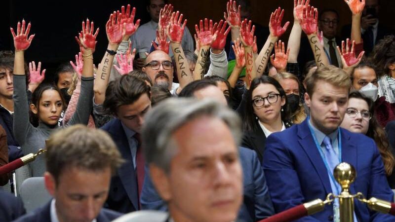 Savaş karşıtları Blinken’ın Senato’daki konuşmasını ‘kanlı ellerle’ protesto etti
