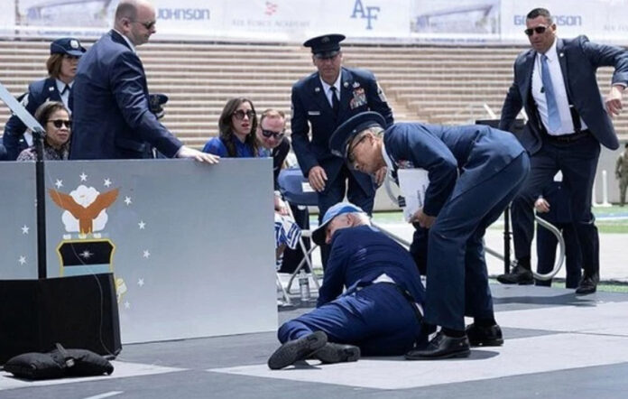 ABD Başkanı Biden yine düştü