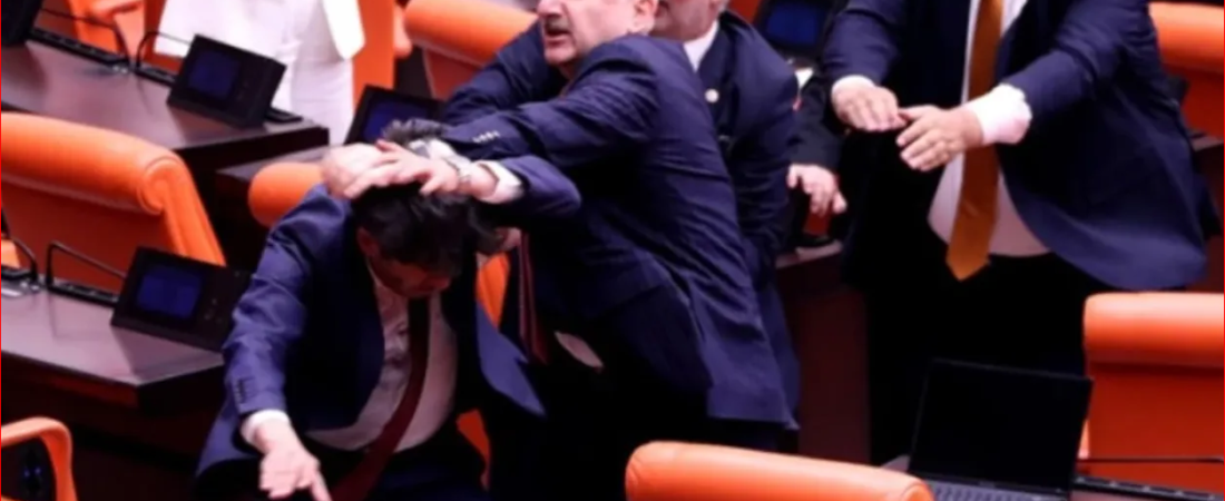 AKP’li Karaismailoğlu, DEM Parti Milletvekili Ali Bozan’a yumrukla saldırdı