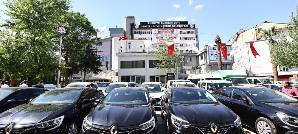 Denizli Büyükşehir Belediyesi’nin lüks makam araçları sergilendi: Vatandaş, AKP dönemine lanet okundu