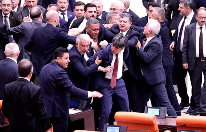Meclis’te ‘Hırsız var!’ kavgası: AKP’liler DEM Parti milletvekiline saldırdı