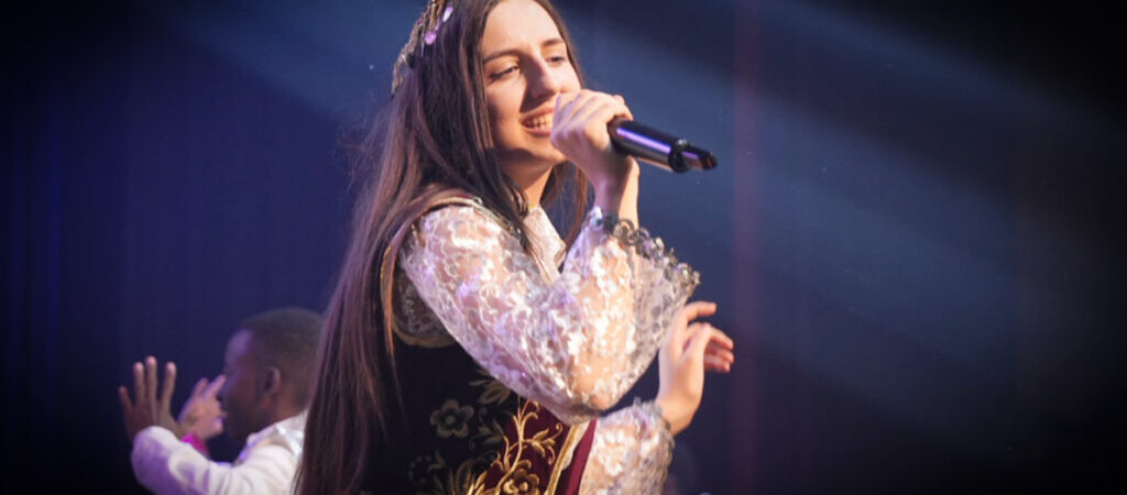 IFLC şarkı yarışmasının kazananı Arnavut Bletisa oldu: Finalde yarışanlar, Fransa ve ABD’de de sahnelenecek