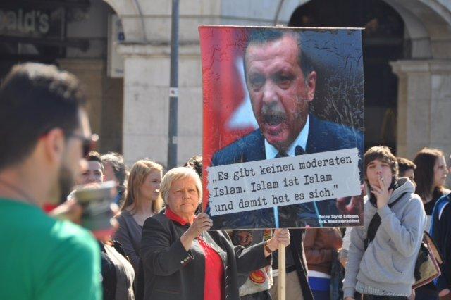 ‘Diplomasız Erdoğan’ sloganı atan 5 genç gözaltına alındı