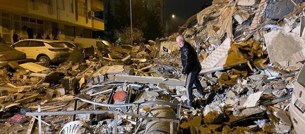 Türkiye’de 7.4 büyüklüğünde deprem: Çok sayıda vatandaş hayatını kaybetti