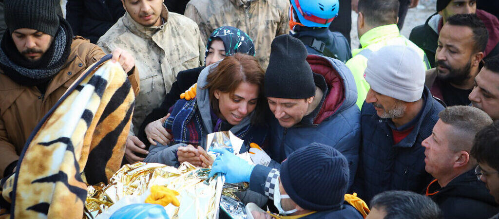 Mesude öğretmen 49 saat sonra enkazdan sağ olarak kurtarıldı