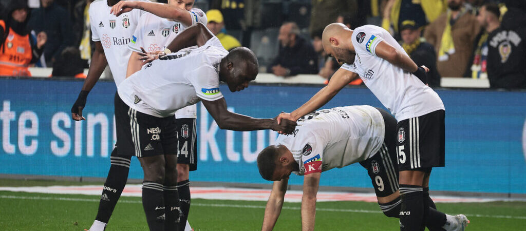 Beşiktaş, Fenerbahçe’yi Kadıköy’de 10 kişiyle ve 4 golle geçti
