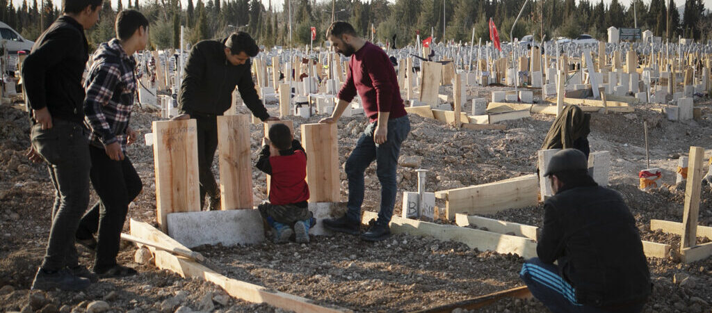 Depremde eşini ve iki çocuğunu kaybetti: AKP’li belediye mezar parası istedi