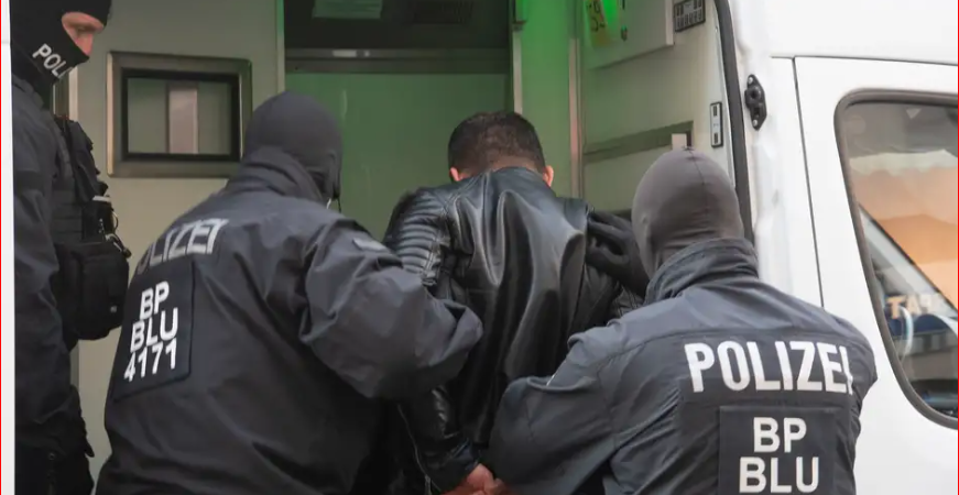 Almanya’da 89 Türk vatandaşı insan kaçakçılığından yakalandı