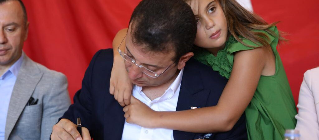 Gözaltına alınan Ekrem İmamoğlu’nun ailesi: ‘Bir teröristi gözaltına alır gibi aldılar’