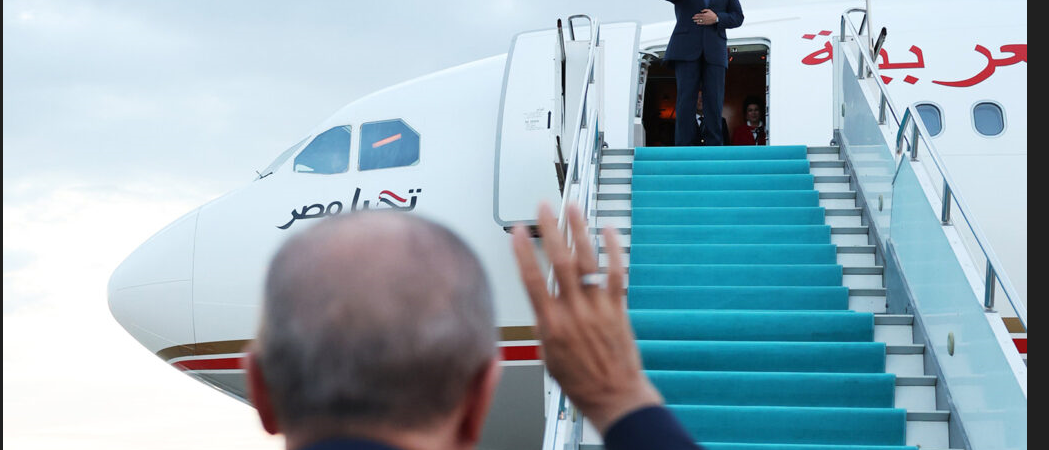 Sisi’ye “katil, zalim, darbeci, onunla aynı masaya oturmam” diyen Erdoğan, havaalanında bizzat karşıladı ve uğurladı