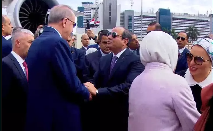 Özel’den Erdoğan’a: Sevgililer Günü’nde gitti, Sisi ile kucaklaşıyor