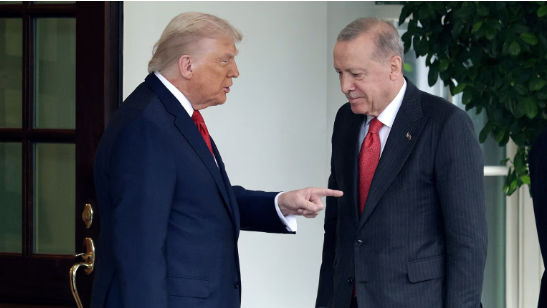 Parmağıyla Erdoğan’ı işaret eden Trump : Hileli seçimleri herkesten daha iyi bilir