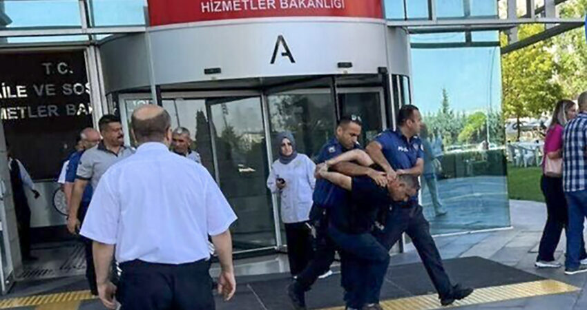 ‘Açım, geçinemiyorum’ demesine rağmen rejmin polisi ters kelepçeliyerek gözaltına aldı