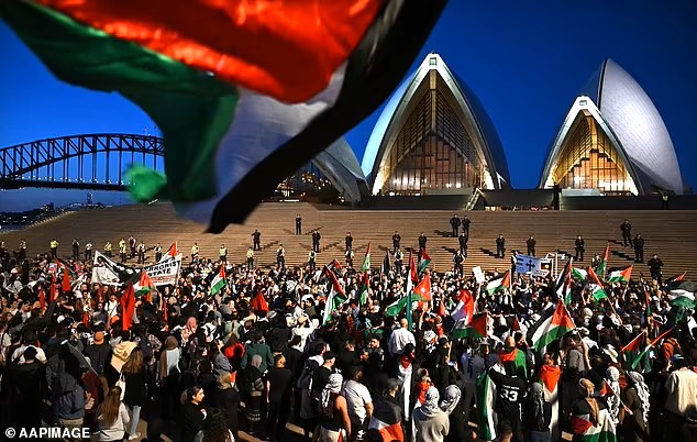 Sydney Opera Binası’nın İsrail bayrağı renkleriyle aydınlatılması protesto edildi