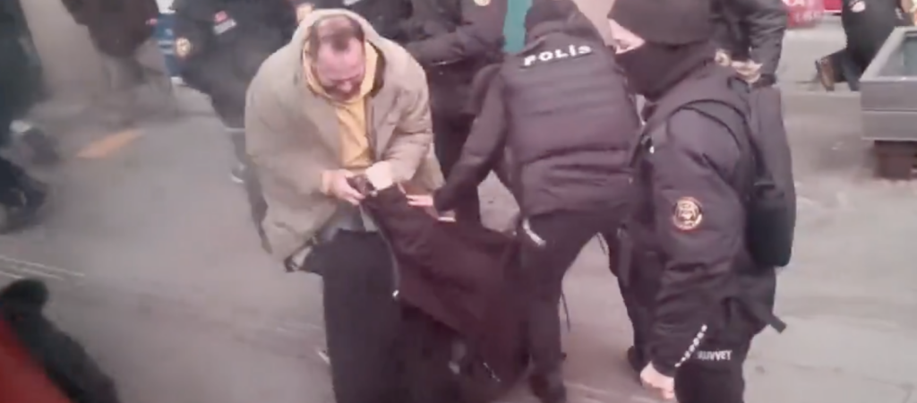 Ankara’da polis, Furkan Vakfı üyesi bir bayanı yere düşürerek tekmeledi