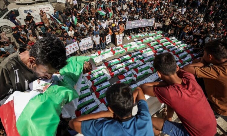 İsrail katliamıyla enkazlar cenaze dolu: Gazze’de 62’si çocuk 100’den fazla Filistinli defnedildi