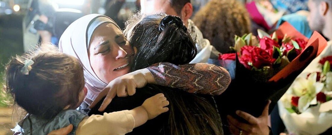 İsrail bombardımanı altındaki 27 aile Avustralya’ya ulaştı: Dışişleri Bakanı Wong, Gazze’ye insanı yardım çağırısında bulundu