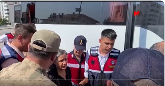 7 yıldır tutklu: Diyarbakır Büyükşehir Belediye eski Başkanı Gültan Kışanak, ablasını son yolculuğuna uğurladı