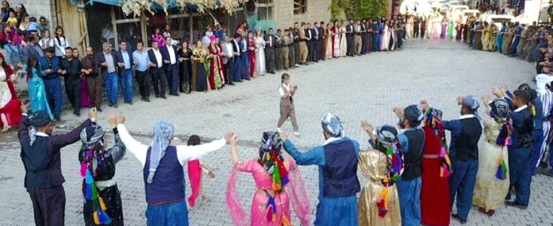 Halay çekerken ‘sarı-kırmızı-yeşil’ mendil sallayan 4 kişi tutuklandı
