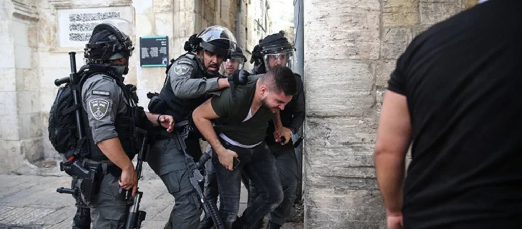 İsrail polisi, ramazanda terör estiriyor: Mescid-i Aksa’yı basarak, 450 Filistinliyi gözaltına aldı
