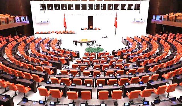 Nisan ve Mayıs aylarındaki anketlere göre parlamentoda koltuk dağılımı nasıl olacak?