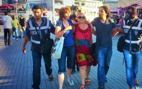 Polisin çıplak aramasına ilk kez hapis cezası istendi: AKP’li Özlem Zengin ‘yok’ demişti
