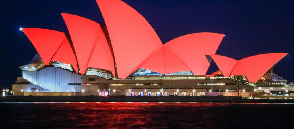 Avustralya’dan bir jest daha: Sydney Opera binasına bugün deprem kurbanları için siyah bant yansıtılacak