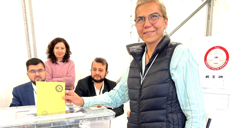 Yurt dışı temsilciliklerde oy kullanma süreci rekor katılımla sona erdi, gümrüklerde devam edecek