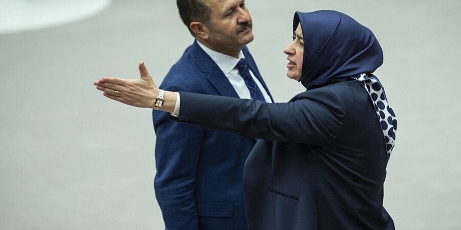Meclis’te konuşurken kalp krizi geçirdi:Hasan Bitmez yere yığıldıktan sonra AKP’li Özlem Zengin bağırmayı sürdürdü