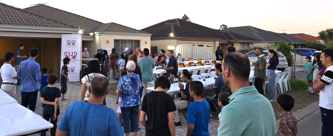 Fountain ve IHS Gönüllüleri ev sahipliği yaptı: Perth’deki sokak iftarında, ilk defa ezan duyduğunu diyenler oldu