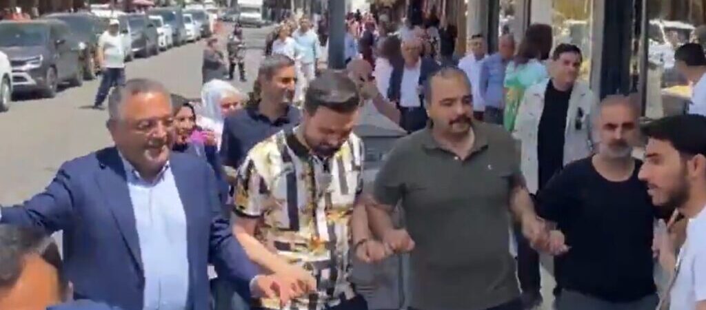 PKK’nın silah bırakma kararıyla Diyarbakır’da kutlamalar başladı: Tanrıkulu halay başı oldu
