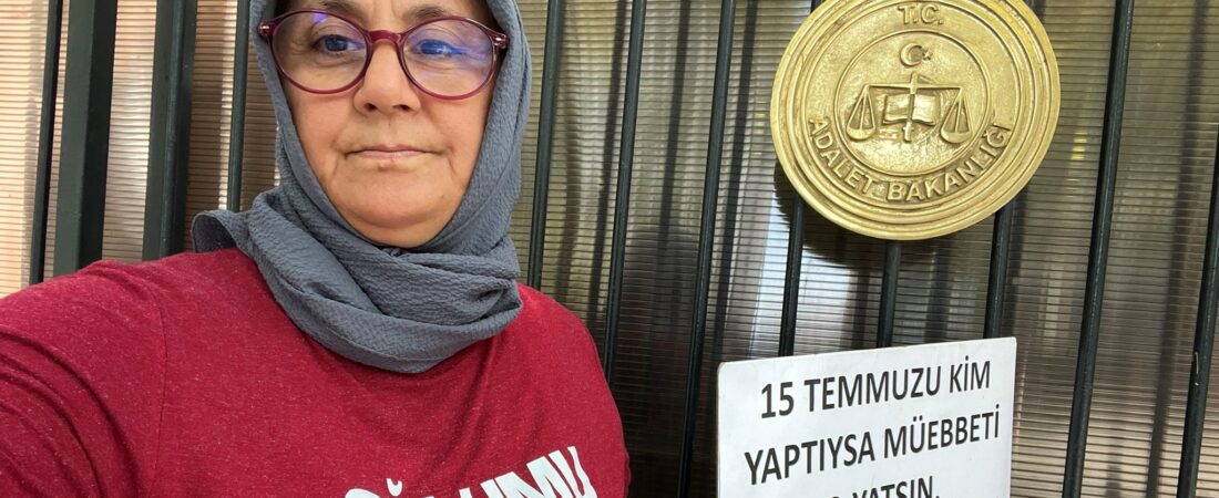Engelli kızıyla, adalet nöbeti tutan Harbiyeli Annesi Sevinç Çakır: Yaşadıkları hukuksuzluğu şiirle anlattı