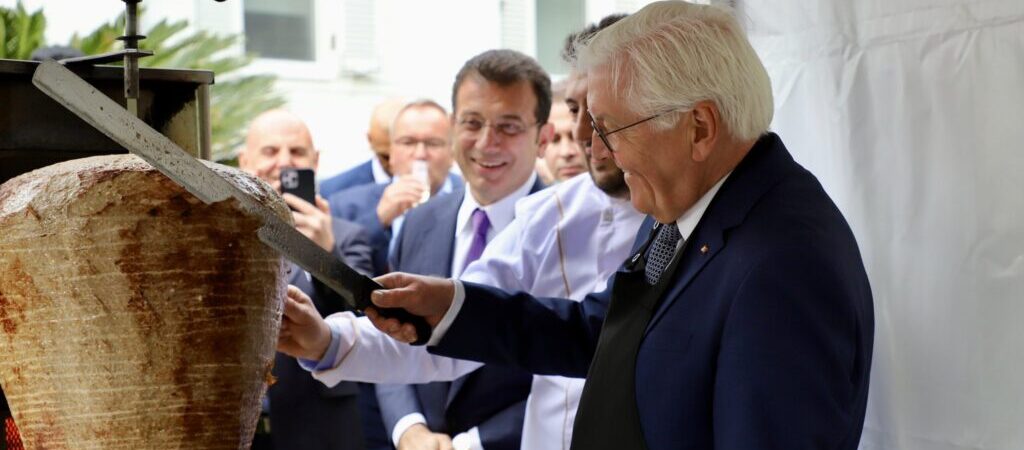 Alman Cumhurbaşkanı Steinmeier İstanbul’da döner kesti: Konuklar kuyruğa girdi
