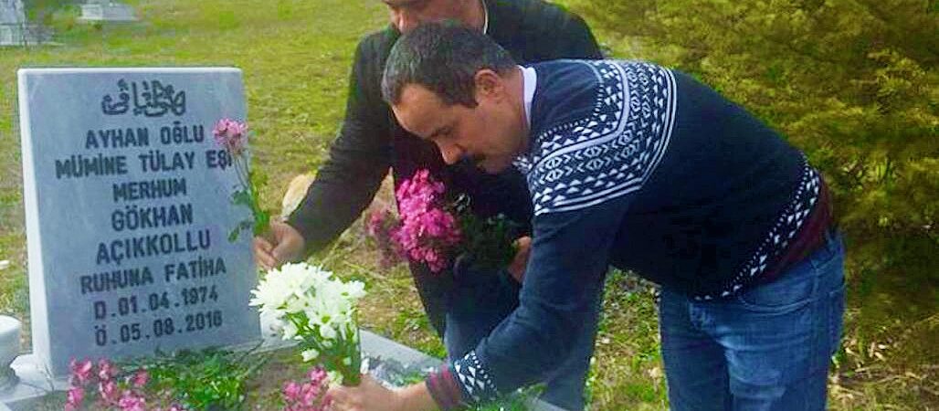 Saçılık’tan Gökhan Özbek paylaşımı: Karanlık günlerde, Gökhan Açıkkollu’nun mezarını birlikte ziyaret etmiştik