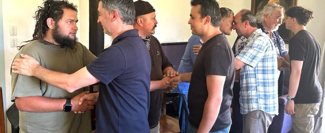 Yeni Zelanda’nın yerli halkı, Maori selamıyla Hizmet Gönüllüsü muhacirleri karşıladı:Gözyaşın benim gözyaşım, acın benim acım